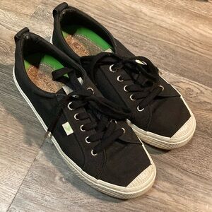 Cariuma Black Canvas Sneakers